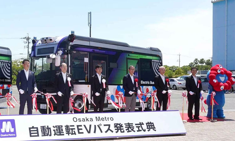 「走行スムーズ」万博で走行予定の自動運転EVバス、大阪メトロが公開　大阪市長ら試乗