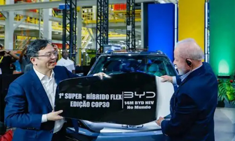 BYD、ブラジル工場で1400万台目のEVをラインオフ ルラ大統領がオーナーに