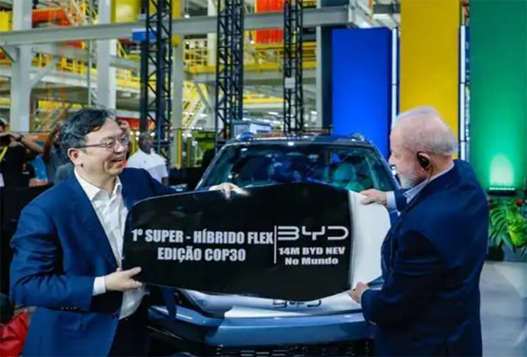 BYD、ブラジル工場で1400万台目のEVをラインオフ ルラ大統領がオーナーに