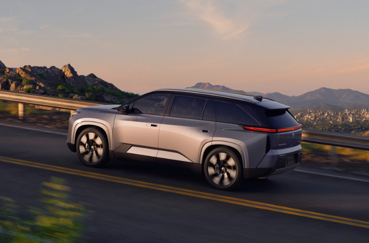 トヨタ、北米で3列シートSUV「ハイランダー」にバッテリEVを設定し世界初披露