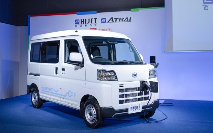 ダイハツ初の量産EV、乗用の「e-アトレー」と商用の「e-ハイゼット カーゴ」を発売。航続距離の長さに強み
